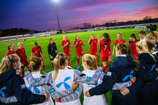 Players of Norway gather