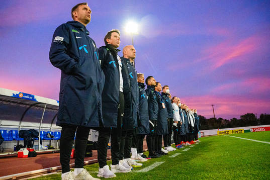 Martin Sjögren, head coach of Norway sings along with the