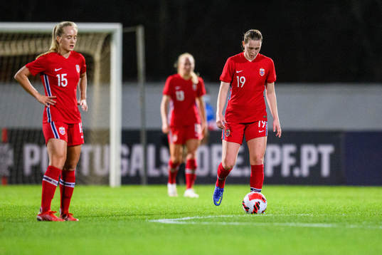 Amalie Vevle Eikeland and Elisabeth Terland looks dejected
