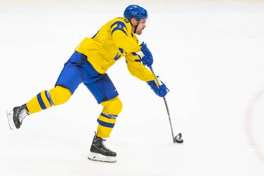 Anton Lander of Sweden scores 2-0 in the men’s ice hockey
