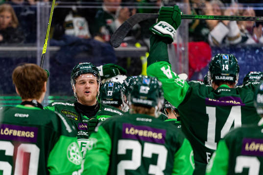 Färjestads Adam Ginning jublar