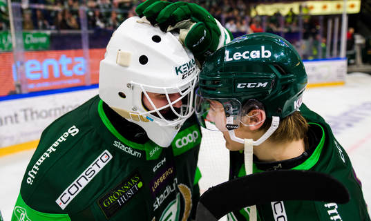 Färjestads målvakt Dennis Hildeby och Lucas Forsell jublar