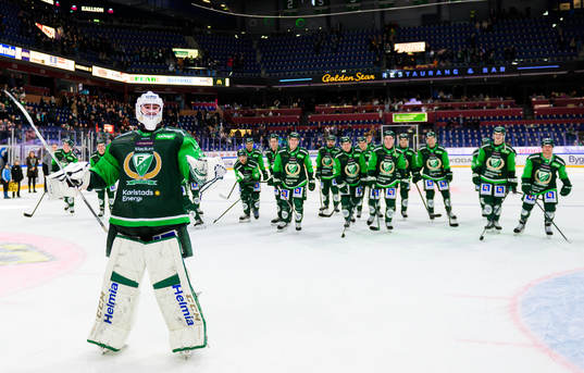Färjestads målvakt Dennis Hildeby jublar med lagkamrater