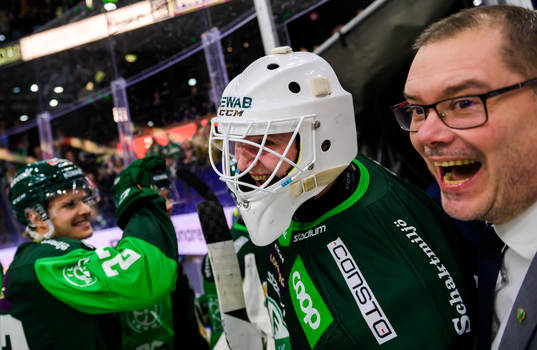 Färjestads målvakt Dennis Hildeby jublar