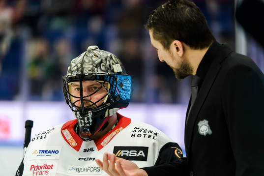 Malmö Redhawks målvakt Oscar Alsenfelt i samtal med