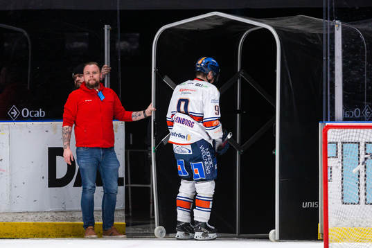 Växjös Victor Stjernborg lämnar isen