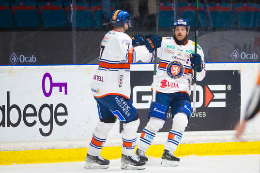 Växjös Erik Josefsson jublar
