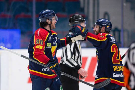 Djurgårdens Eric Gelinas och Ludvig Rensfeldt jublar