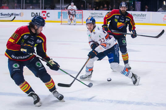 Djurgårdens Eric Gelinas och Växjös Julius Nättinen