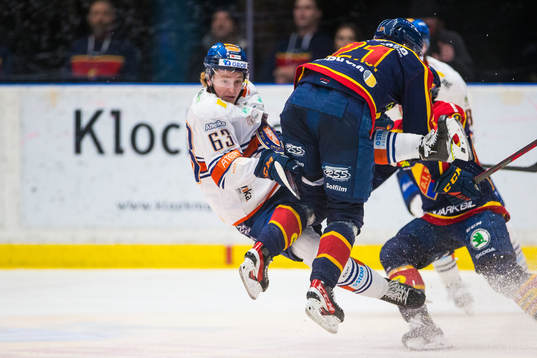 Växjös Michael Krutil tacklas av Djurgårdens Filip