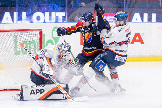 Djurgårdens Marcus Sörensen oroar framför Växjös