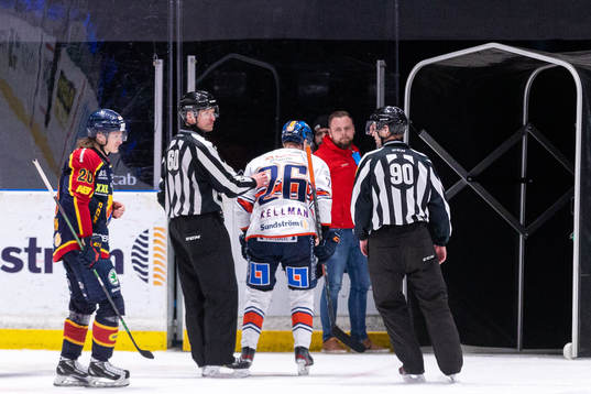 Växjös Joel Kellman lämnar isen