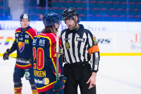 Djurgårdens Marcus Sörensen diskuterar med domare Mikael