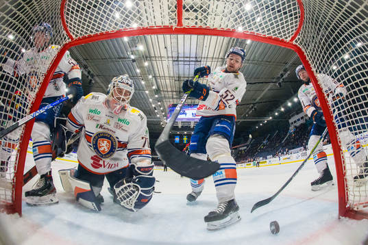Växjös målvakt Adam Åhman och Arvid Lundberg deppar
