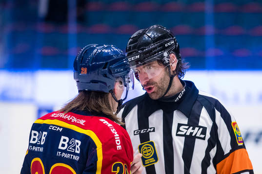 Djurgårdens Marcus Sörensen och domare Mikael Sjöqvist