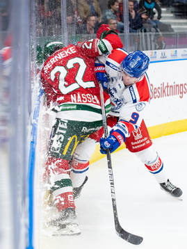 Frölundas Linus Nässén tacklas av Oskarshamns Hampus