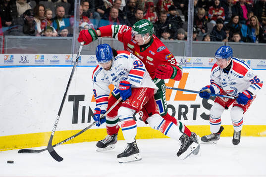 Oskarshamns Cameron Brace och Lukas Pilö mot Frölundas