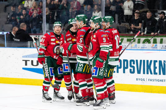 Frölundas spelare jublar med Teodor Niederbach