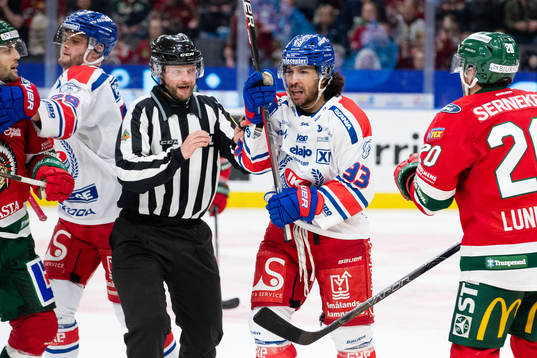 Frölundas Stefan Elliot  och Joel Lundqvist reagerar på