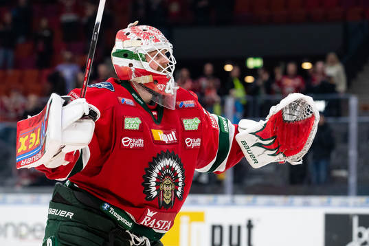 Frölundas målvakt Niklas Rubin jublar framför klacken