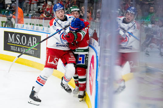 Oskarshamns Wiliam Worge Kreü tacklar Frölundas Karl