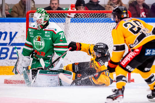 Luleås Isac Brännström oroar framför Rögles målvakt