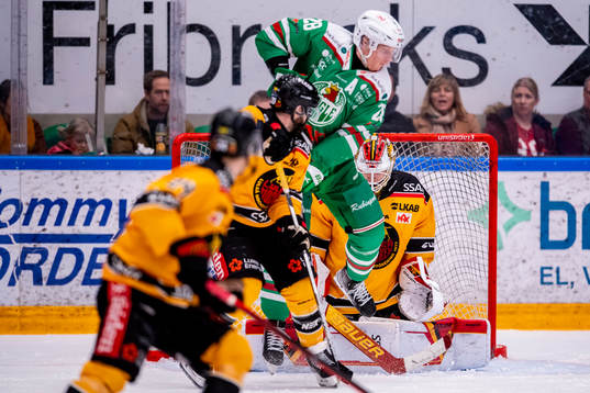 Rögles Anton Bengtsson gör 3-1 framför Luleås målvakt