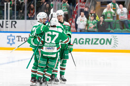 Rögles spelare jublar med Anton Bengtsson