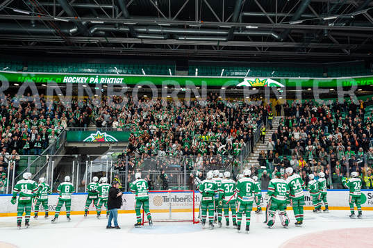Rögles spelare och supportar jublar