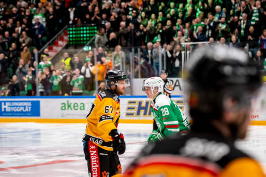 Rögles Anton Bengtsson  jublar