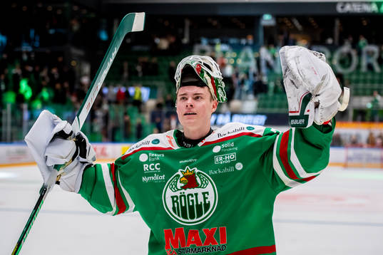 Rögles målvakt Calle Clang jublar