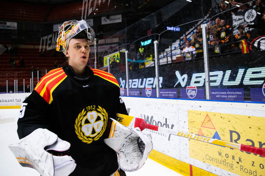 Brynäs målvakt Veini Vehviläinen jublar