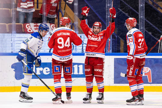 Timrås Joey LaLeggia jublar med Sebastian Hartmann och