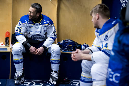 Leksands Carter Camper innan ishockeymatchen i SHL mellan