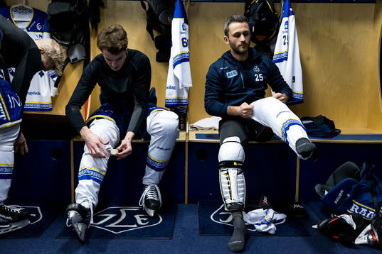 Leksands Carter Camper innan ishockeymatchen i SHL mellan