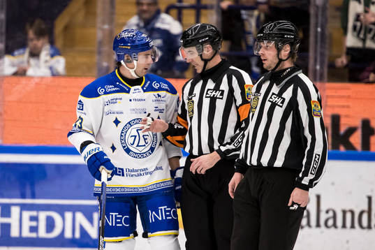 Domare Linus Öhlund och Leksands Mikael Ruohomaa