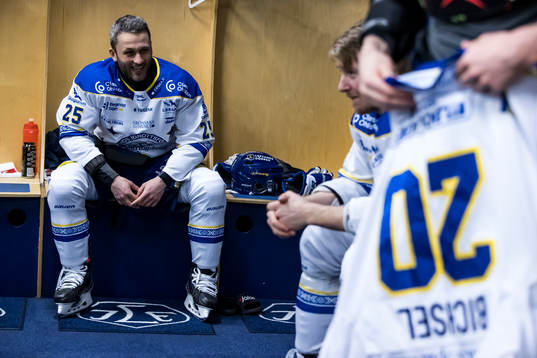 Leksands Carter Camper innan ishockeymatchen i SHL mellan