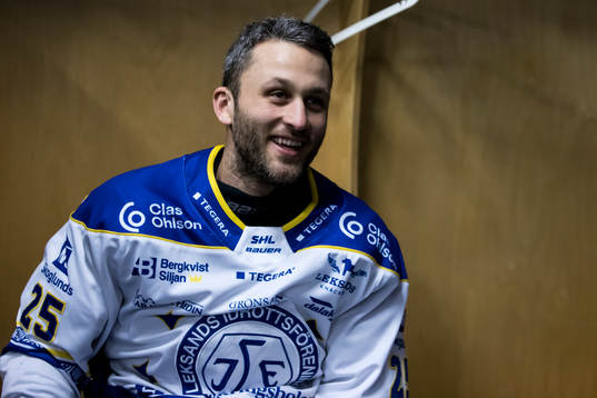 Leksands Carter Camper innan ishockeymatchen i SHL mellan