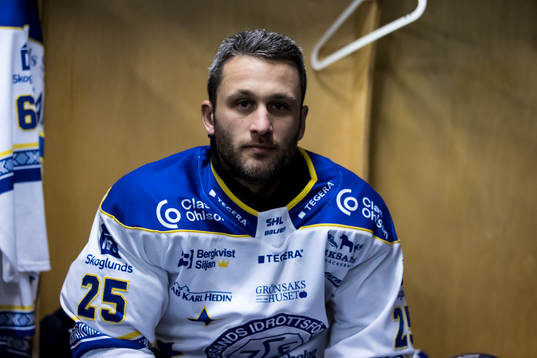 Leksands Carter Camper innan ishockeymatchen i SHL mellan