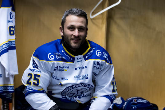Leksands Carter Camper innan ishockeymatchen i SHL mellan