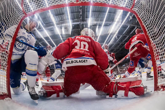 Leksands Carter Ashton och Timrås målvakt Jacob Johansson