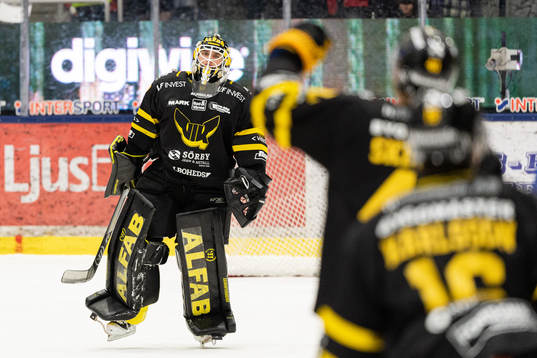 Västerås målvakt Johan Gustafsson jublar