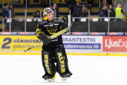 Västerås målvakt Johan Gustafsson jublar