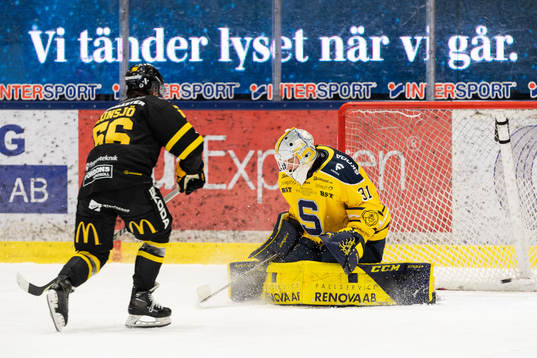 Västerås Alexander Lunsjö gör mål bakom Södertäljes