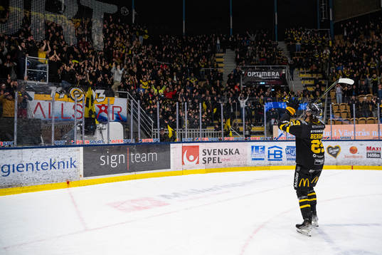 Västerås Marcus Bergman jublar med publiken
