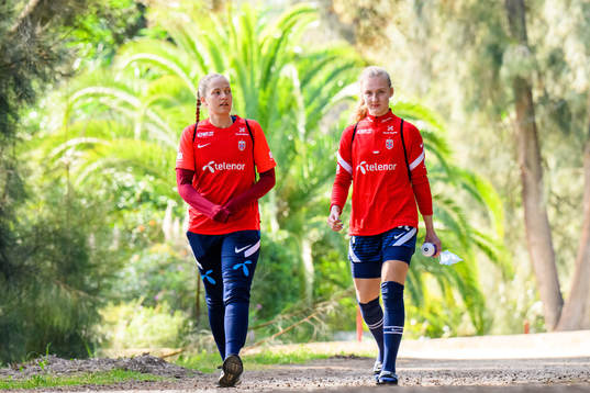 Goalkeeper Aurora Mikalsen and goalkeeper Sunniva Skoglund