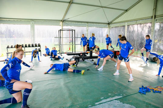 Players of Norway in the gym