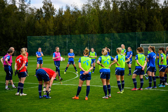 Players gather around Martin Sjögren, head coach