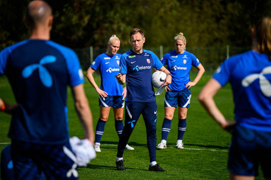Players gather around Martin Sjögren, head coach