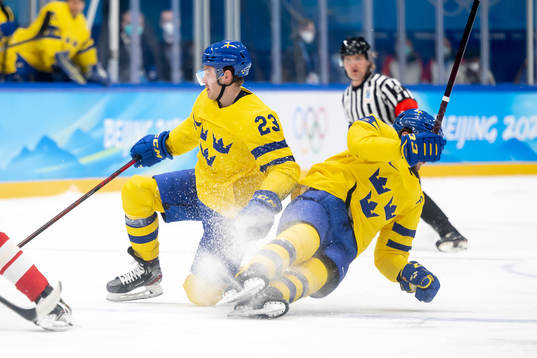 Lucas Wallmark collides with Henrik Tömmernes of Sweden in